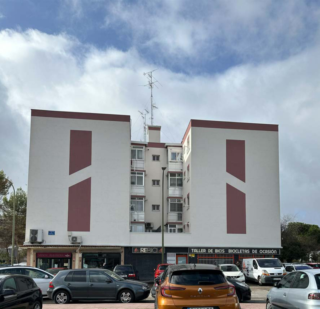 Vista de la fachada rehabilitada de Avenida de Portugal 1